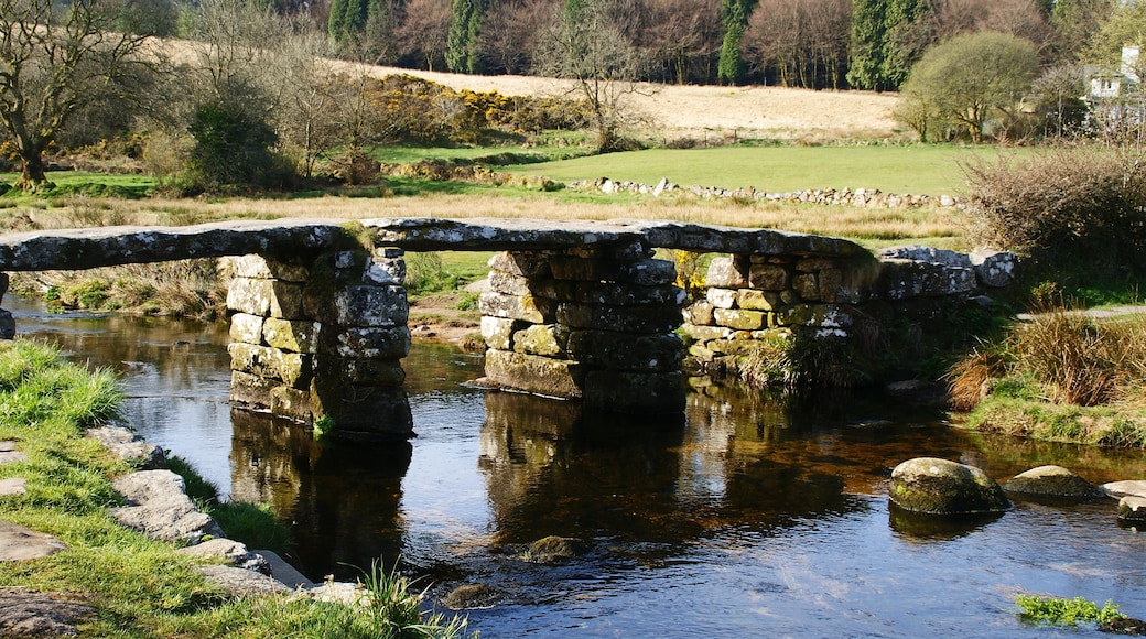 « Pont en dalles de pierre de Postbridge», photo de Herbythyme (CC BY-SA) / rognée de l’originale