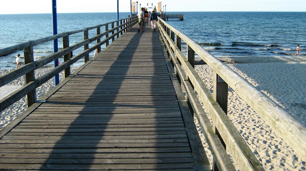 Photo "Zingst Beach" by Reinholdi (CC BY) / Cropped from original