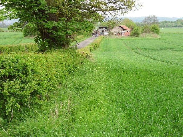 North Commonside. Farm amongst big arable fields. The M8 in the background.