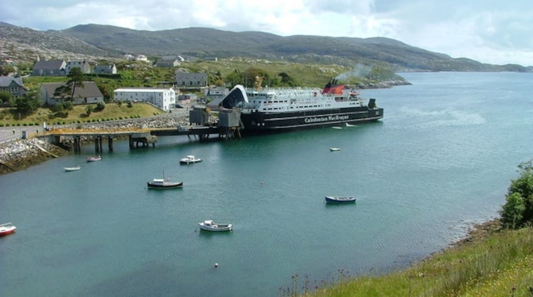 Photo "Tarbert" by Dave Fergusson (CC BY-SA) / Cropped from original