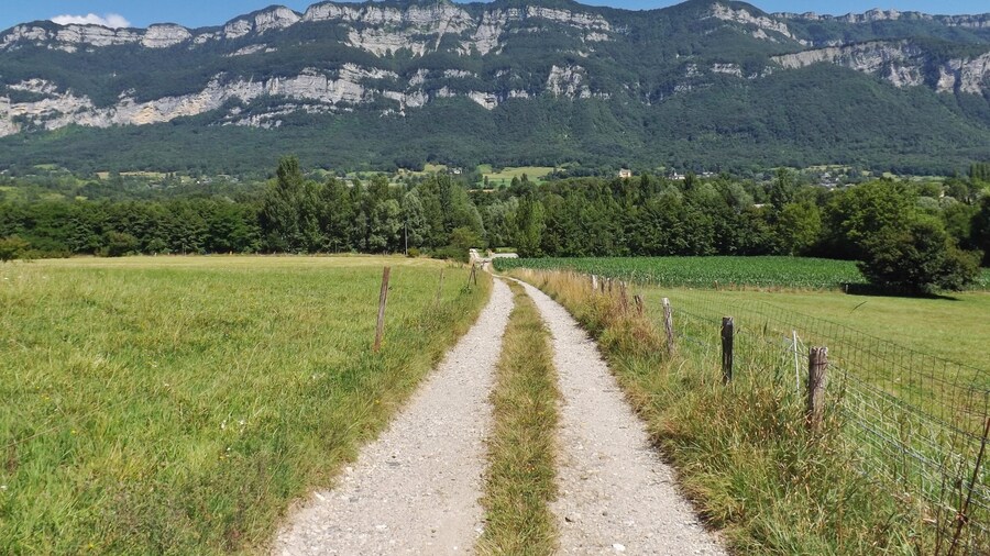 Photo "Sight of the Chemin de Lachat rural track, with the Bauges mountain range at the background, in Drumettaz-Clarafond in Savoie, France." by Florian Pépellin (Creative Commons Attribution-Share Alike 4.0) / Cropped from original