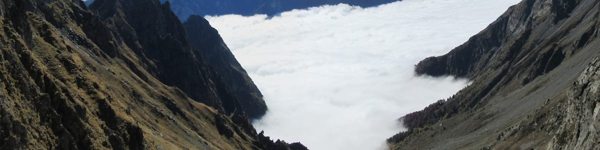 Photo "Livet-et-Gavet vu du col de la Passure. Une mer de nuages recouvre la vallée de la Romanche." by Etienne Baudon (Creative Commons Attribution-Share Alike 4.0) / Cropped from original