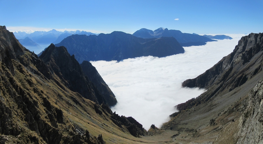 Livet-et-Gavet vu du col de la Passure. Une mer de nuages recouvre la vallée de la Romanche.