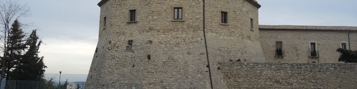 Photo "Palmoli: Castello marchesale" by Pietro (Creative Commons Attribution-Share Alike 4.0) / Cropped from original