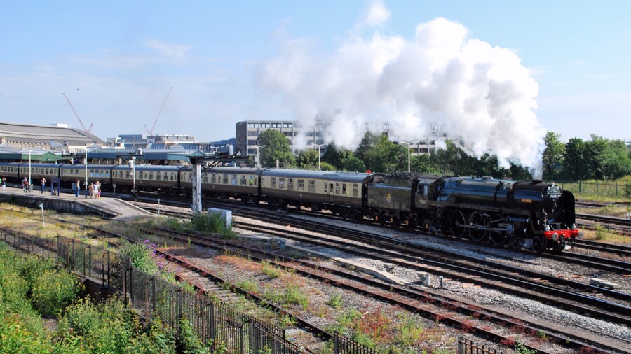 Photo "B.R. Standard Class "7MT" or "Britannia" 4-6-2 No.70000 "Britannia" in B.R. lined green and early (1949) BR emblem blasts out of Bristol Temple Meads on the Paignton-bound "Torbay Express", 07/12." by Hugh Llewelyn (Creative Commons Attribution-Share Alike 2.0) / Cropped from original