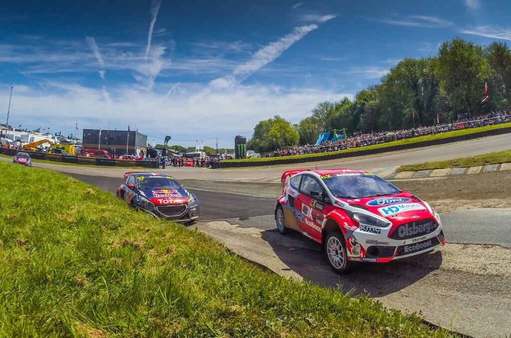 Foto „Denton mit Wootton“ von Andreas Bakkerud (CC BY)/zugeschnittenes Original