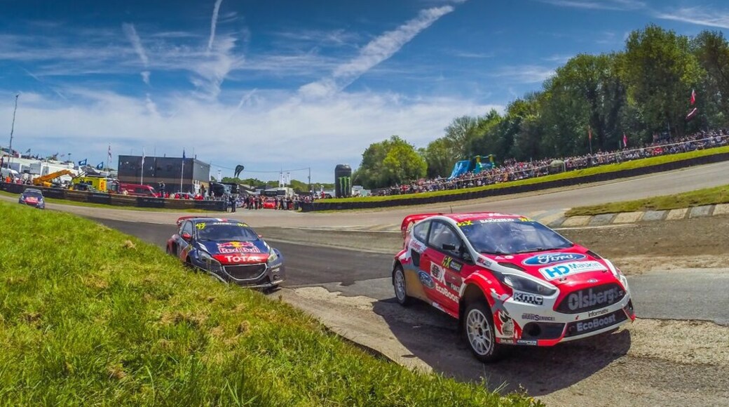 Ảnh "Denton with Wootton" của Andreas Bakkerud (CC BY) / Cắt từ ảnh gốc