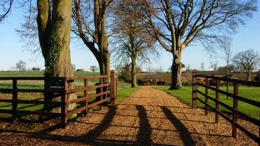 "Tiffield"-foto av Stephen McKay (CC BY-SA) / Urklipp från original