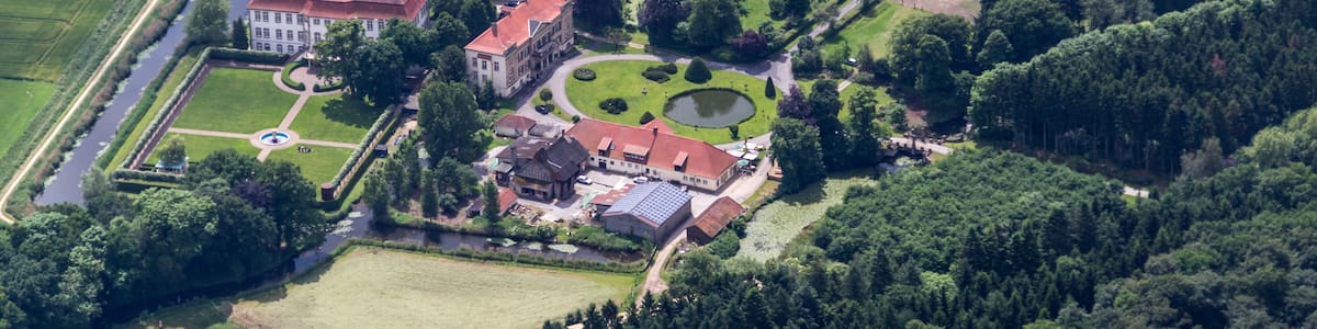 Photo "Harkotten Manor near Füchtorf, Sassenberg, North Rhine-Westphalia, Germany" by Dietmar Rabich (Creative Commons Attribution-Share Alike 4.0) / Cropped from original