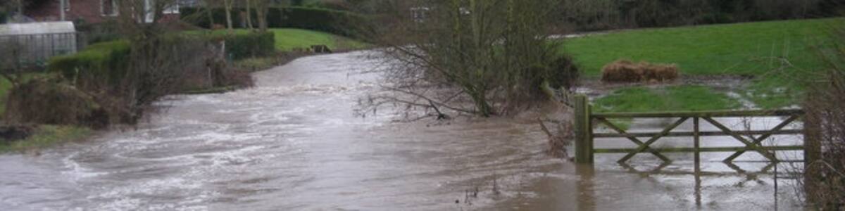 Photo "Rea Brook in flood at Hook-a-gate - Jan' 2008, near to Nobold, Shropshire, Great Britain." by Row17 (Creative Commons Attribution-Share Alike 2.0) / Cropped from original