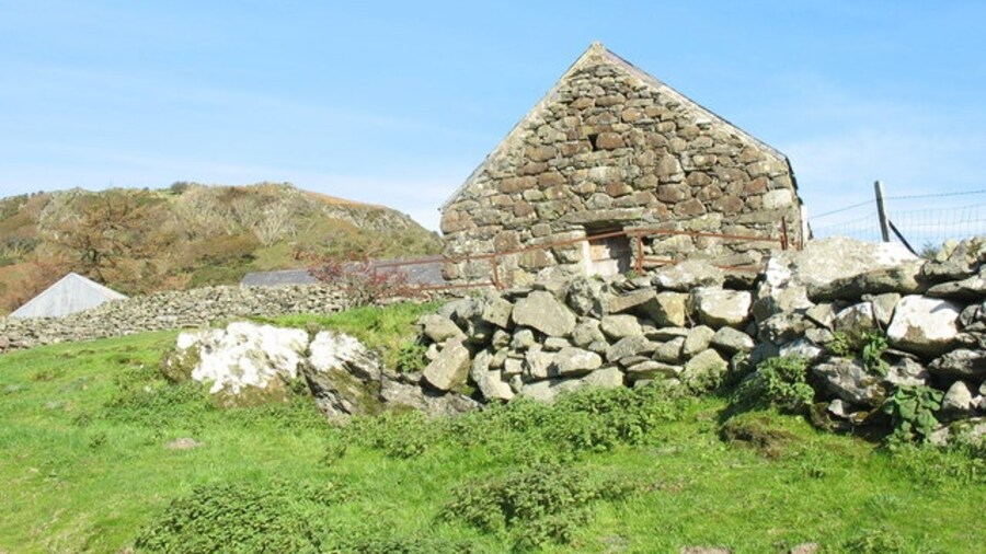 Photo "Old stone barn at Cwm Bach" by Eric Jones (Creative Commons Attribution-Share Alike 2.0) / Cropped from original