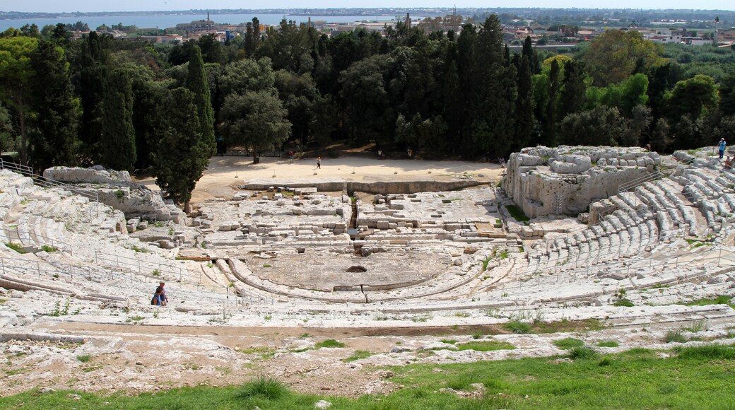 Foto „Griechisches Theater von Syrakus“ von Carlo Pelagalli (CC BY-SA)/zugeschnittenes Original
