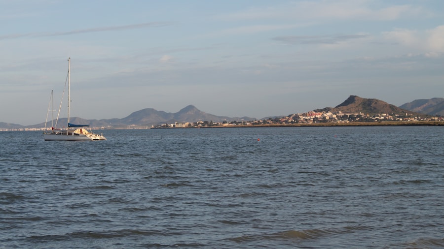 Photo "Spanien, Los Alcázares - Blick über das Mar Menor in östlicher Richtung (auf die Insel Isl del Barrón)" by undefined (Creative Commons Zero, Public Domain Dedication) / Cropped from original