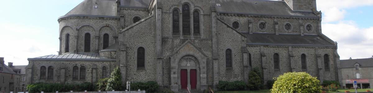 Photo "Extérieur de l'église Saint-Pierre de La Boussac (35). Flanc nord." by GO69 (Creative Commons Attribution-Share Alike 4.0) / Cropped from original