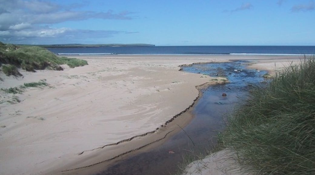 Foto "Praia de Dunnet Bay" de Sarah Charlesworth (CC BY-SA) / Recortada do original