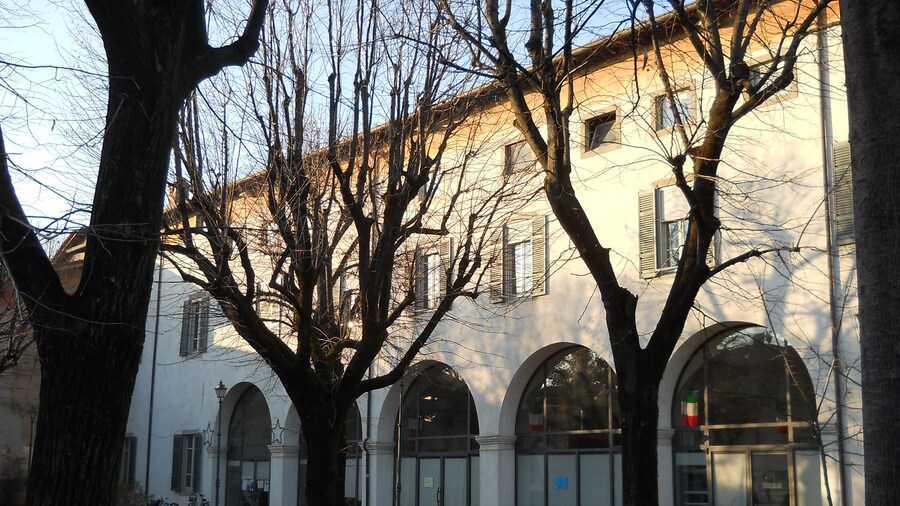 Photo "Palazzo Benaglio, sede del municipio, Comun Nuovo, Bergamo, Italia" by Cruccone (Creative Commons Attribution 3.0) / Cropped from original