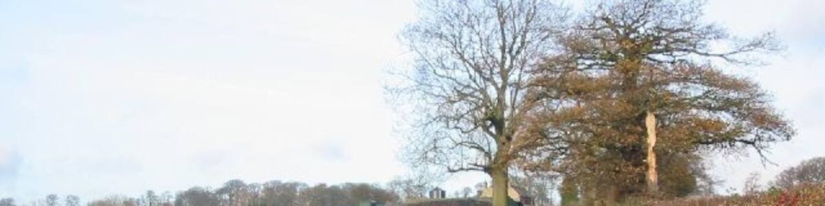 Photo "Lower Vicarwood Farm Lower Vicarwood farm overlooks the village of Mackworth. Upper Vicarwood is on the high ground in the distance." by Mike Bardill (Creative Commons Attribution-Share Alike 2.0) / Cropped from original