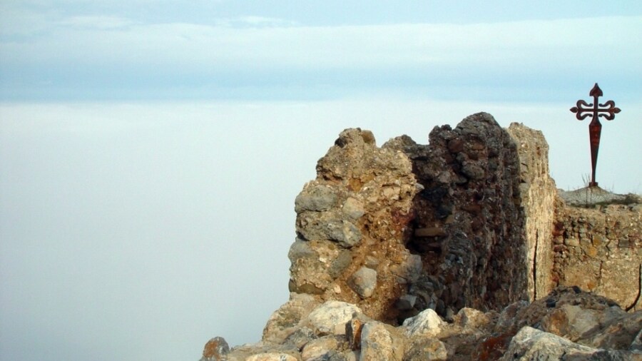Photo "Clavijo castle detail above the clouds 27-12-2003" by Bas van Oorschot (Creative Commons Attribution-Share Alike 3.0) / Cropped from original
