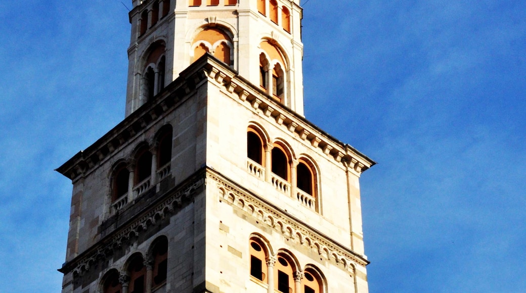 Foto "Torre della Ghirlandina" de Chiara Salazar Chiesa (page does not exist) (CC BY-SA) / Recortada do original