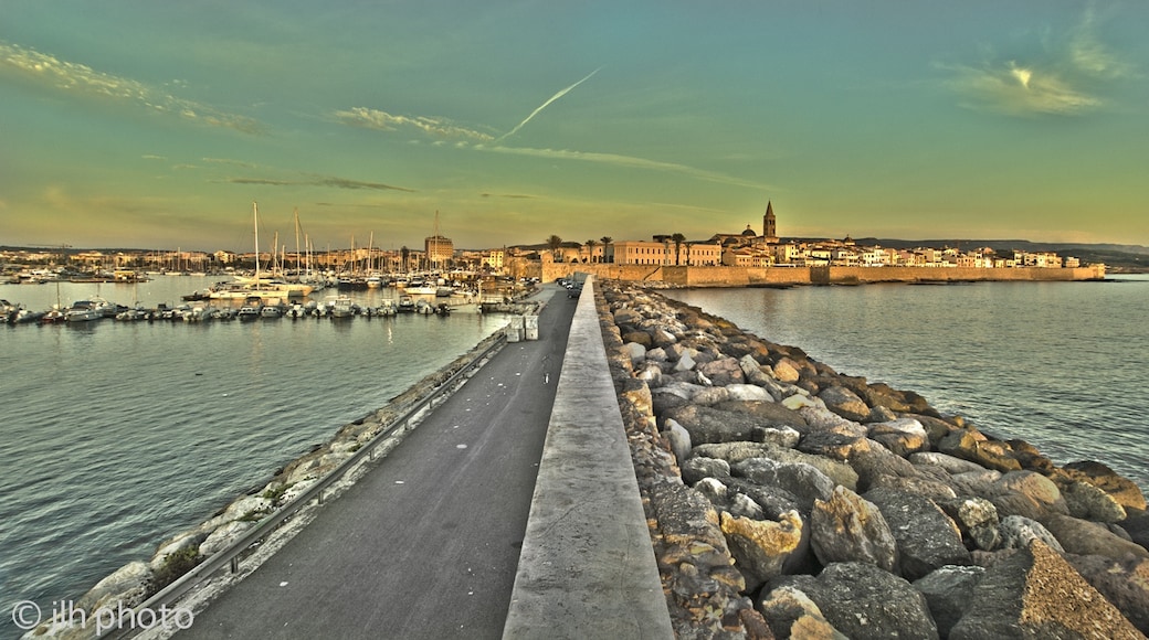 Foto "Puerto de Alghero" de Jose Hidalgo (CC BY) / Recortada de la original