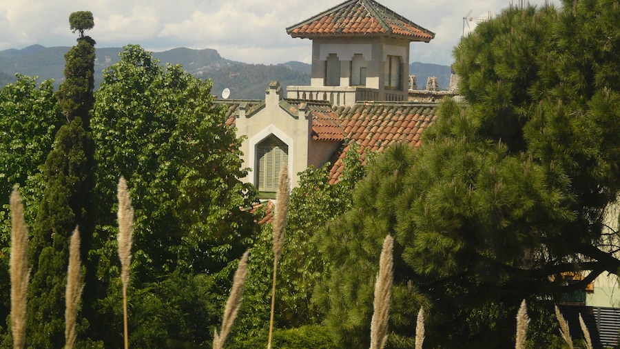 Photo "Casa Trinitat Greuzer (Sant Joan Despí)" by Pere prlpz (Creative Commons Attribution-Share Alike 3.0) / Cropped from original