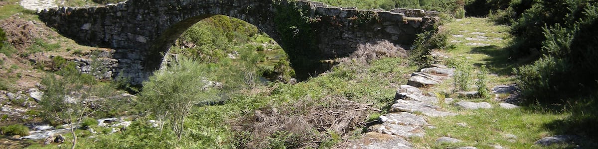 Photo "Ponte de Liñares. A Lama" by José Antonio Gil Martínez (Creative Commons Attribution 2.0) / Cropped from original