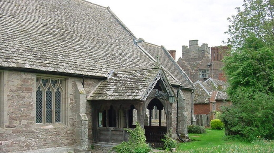 Photo "Kinnersley" by Tony Bailey (CC BY-SA) / Cropped from original