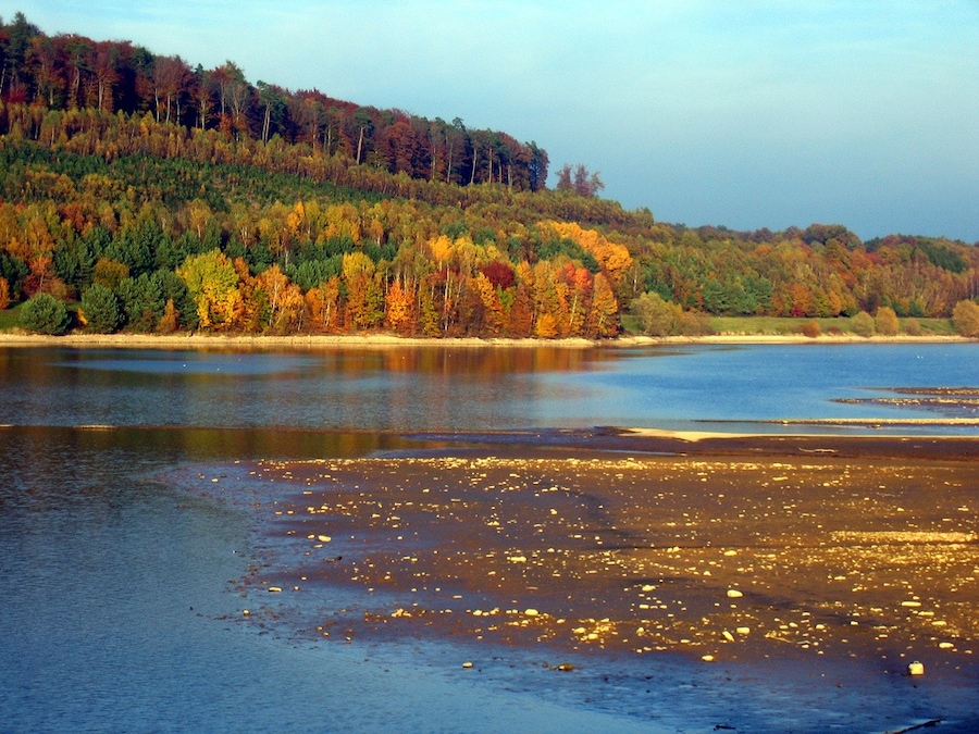 Indian Summer at the Kinzigtalsperre (Kinzig dam) near Bad Soden-Salmünster in Hessen, Germany 27 Oct 2005. The water level is lowered as Winter approaches to regulate flooding.