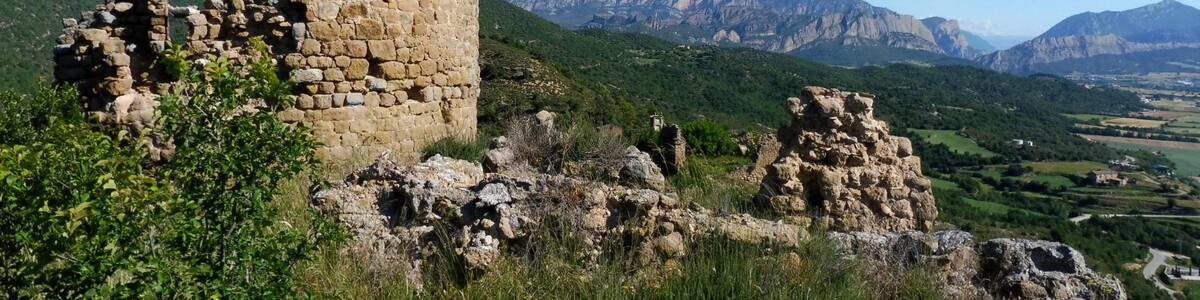 Photo "Castell d'Aguilar de Bassella" by Isidre blanc (Creative Commons Attribution-Share Alike 4.0) / Cropped from original