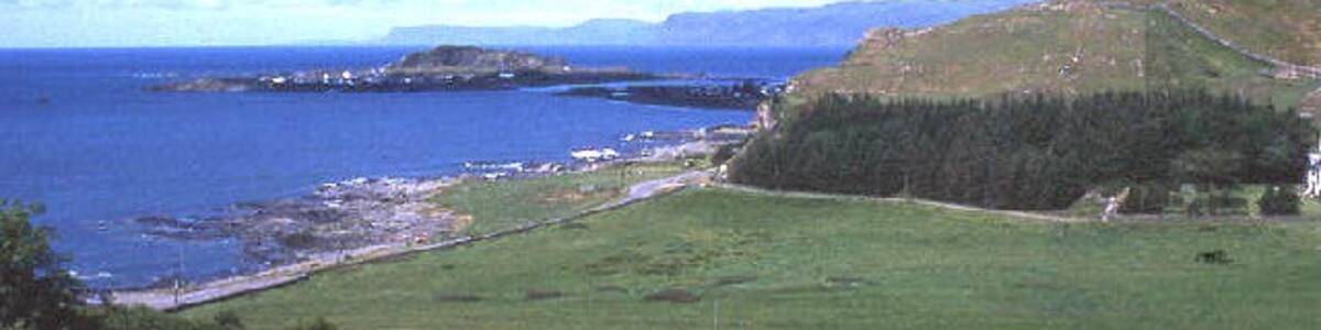 Photo "Easdale from approach road." by Martin Southwood (Creative Commons Attribution-Share Alike 2.0) / Cropped from original