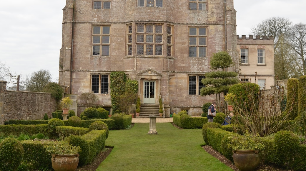 Photo "Ozleworth" by Hamburg103a (page does not exist) (CC BY-SA) / Cropped from original