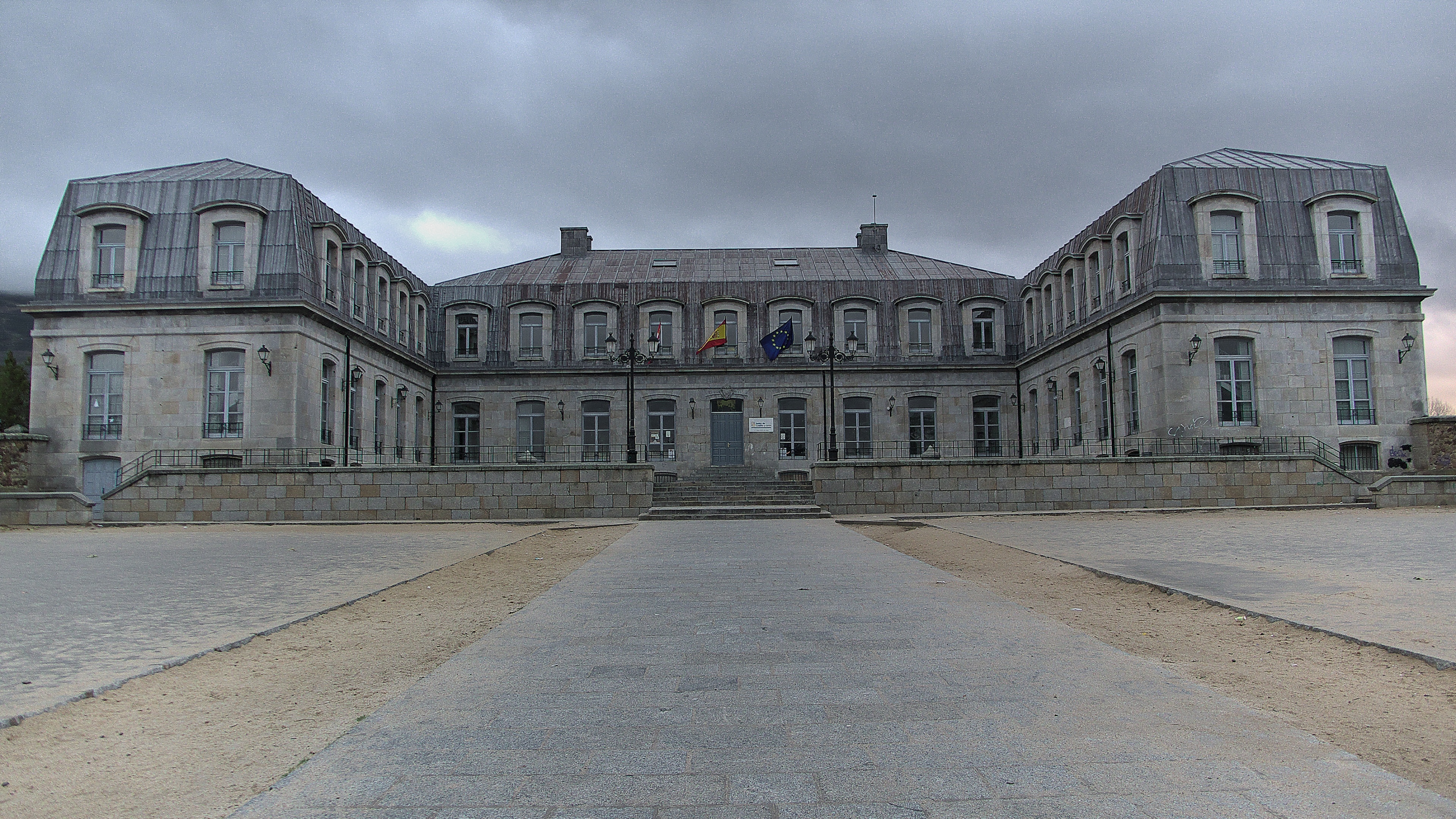 Foto "Piedrahita" oleh José Luis Filpo Cabana (CC BY) / Dipotong dari foto asli