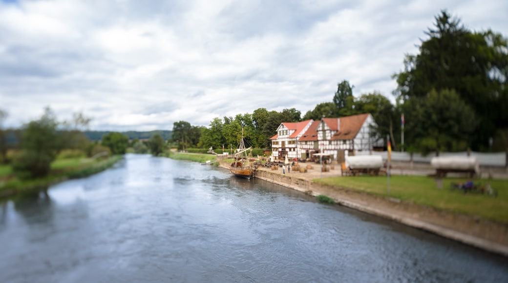 Tilt-Shift-Aufnahme des Schiffes "Wisera" an der Wanfrieder Schlagd. Rechts neben dem Schiff die beiden Schlagdhäuser. Blickrichtung Norden.