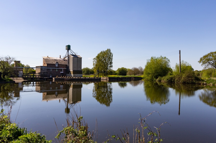 Français: Amont du moulin de Champcors sur la Vilaine à Bruz.