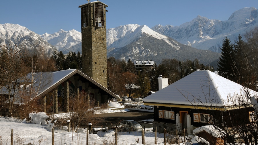 Photo "The famous church of Plateau d'Assy and the Mont Blanc chain" by Henk Monster (Creative Commons Attribution 3.0) / Cropped from original