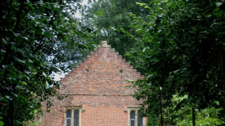 Photo "The Old Chapel, Guestwick. Now a private house." by Zorba the Geek (Creative Commons Attribution-Share Alike 2.0) / Cropped from original