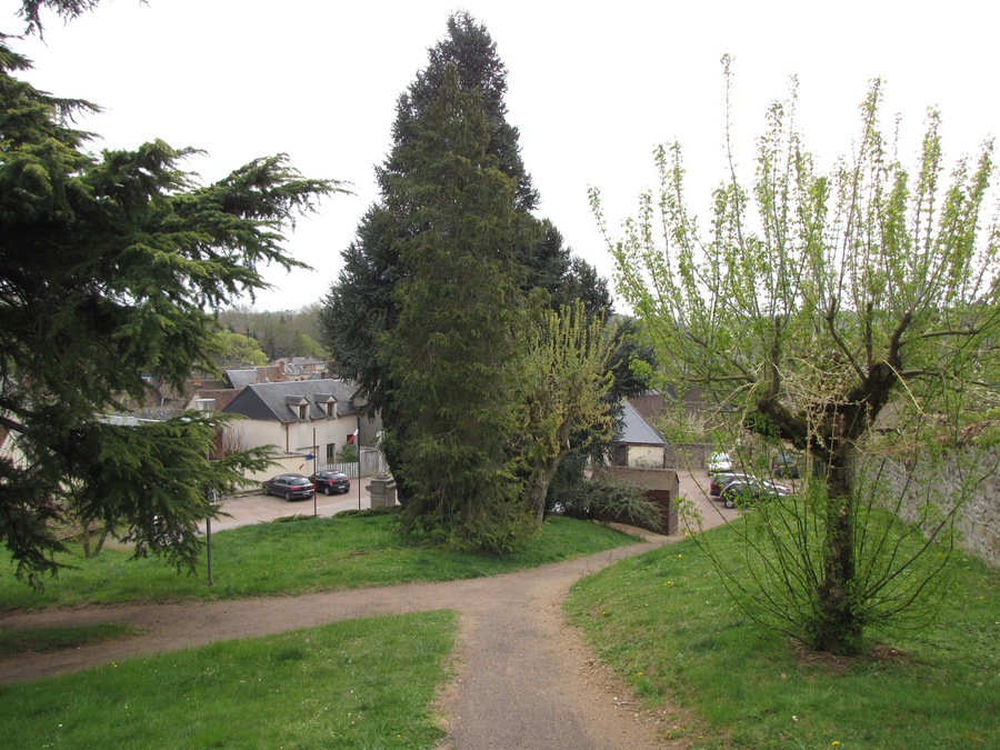 This garden is located behind the mairie (hôtel de ville, or town hall). It has two entrances : one to the north side towards the Avenue du Chemin Blanc, the other to the south behind the Place de l'Hôtel de Ville. This view is taken from the north entrance, looking down towards Place de l'Hôtel de Ville. On its north and west sides there are remains of the old town's fortifications, with a tower at the north-west corner (visible from the Avenue du Chemin Blanc). The war monument for the 1914-18 war, with a nice statue of a winged République allegory, is at the south entrance of the Metelen garden.