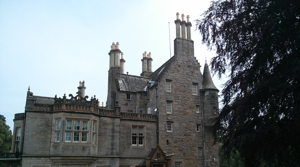 Photo "Lauriston Castle" by Victuallers (CC BY-SA) / Cropped from original