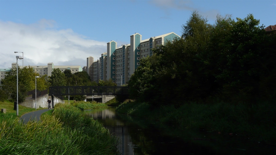 Photo "The Union Canal, Wester Hailes" by Loz Pycock (Creative Commons Attribution-Share Alike 2.0) / Cropped from original