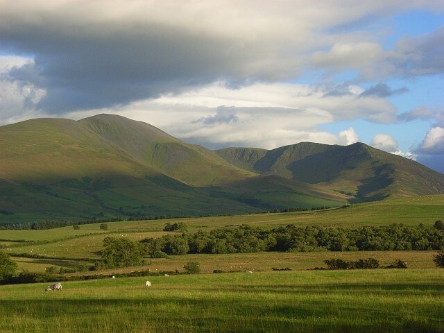 Foto "Ireby and Uldale" de Andrew Smith (CC BY-SA) / Recortada do original