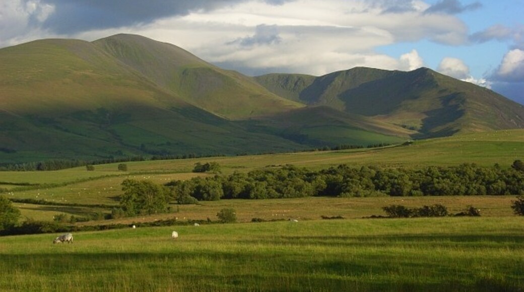 Foto "Ireby and Uldale" de Andrew Smith (CC BY-SA) / Recortada do original