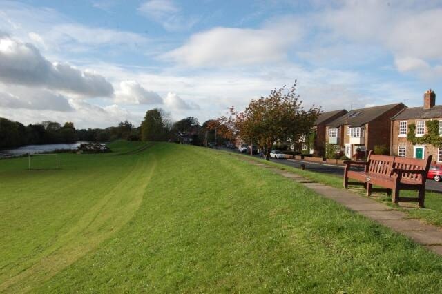 Foto "Neasham" de Nick W (CC BY-SA) / Recortada do original