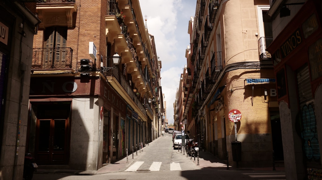 Calle de la Palma 64 esquina con calle del Acuerdo, Madrid, España.