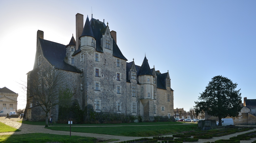 « Chateau de Bauge», photo de Selbymay (CC BY-SA) / rognée de l’originale