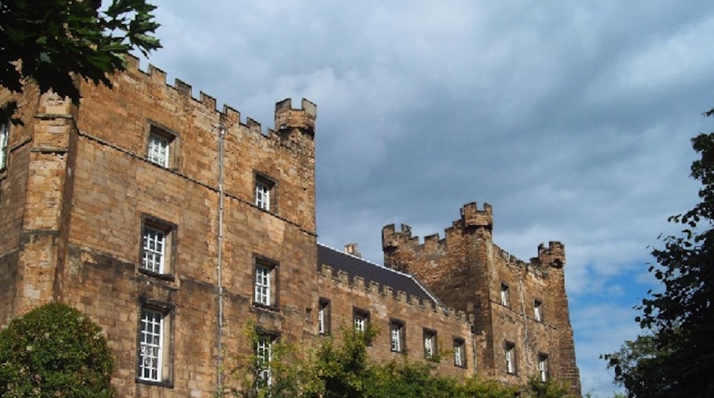 Photo "Lumley Castle" by Alison Stamp (CC BY-SA) / Cropped from original