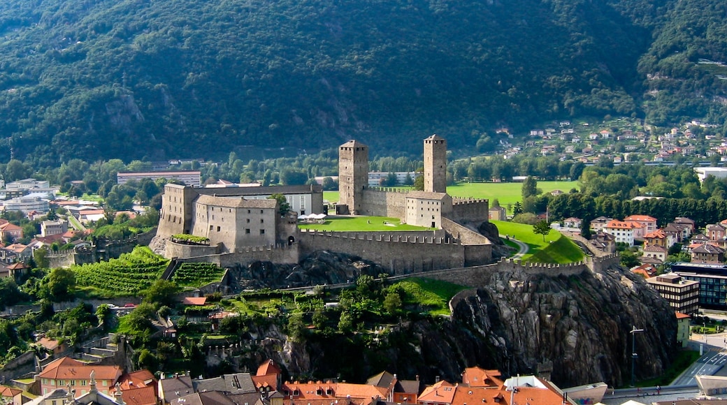 Foto "3 castillos de Bellinzona" por H005 (CC BY-SA) / Recortada de la original