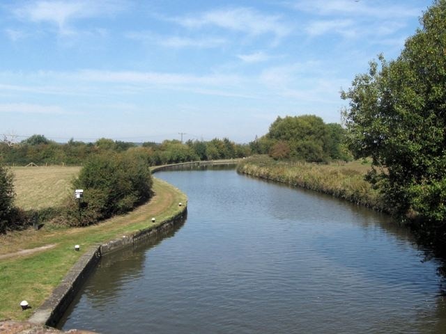 Grand Union Canal - Between the Ivinghoe Locks. Travel along the Grand Union Canal. North: 1509883. You are Here. South: 1509900.