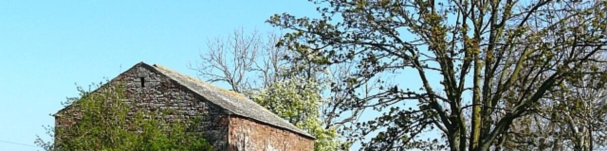 Photo "Stone barn at Brisco, near to Brisco, Cumbria, Great Britain." by Rose and Trev Clough (Creative Commons Attribution-Share Alike 2.0) / Cropped from original