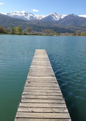 Ponton plan d'eau d'Embrun, first shifted to symmetry axis, and cropped accordingly.