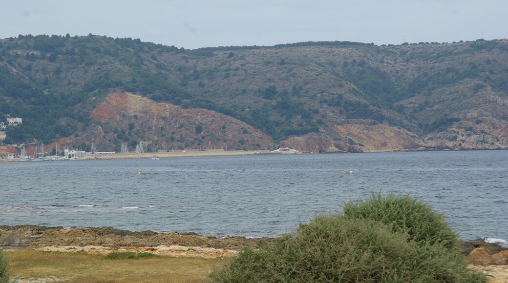 Foto „Bahía de Jávea“ von Concepcion AMAT ORTA… (CC BY)/zugeschnittenes Original